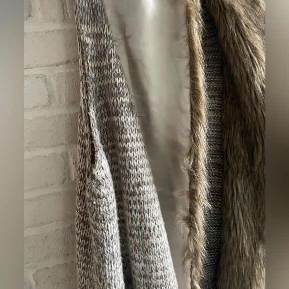 Seven Sisters (Mendocino) Knit Vest with Faux Fur Trim, Size Medium. - Picture 4 of 6